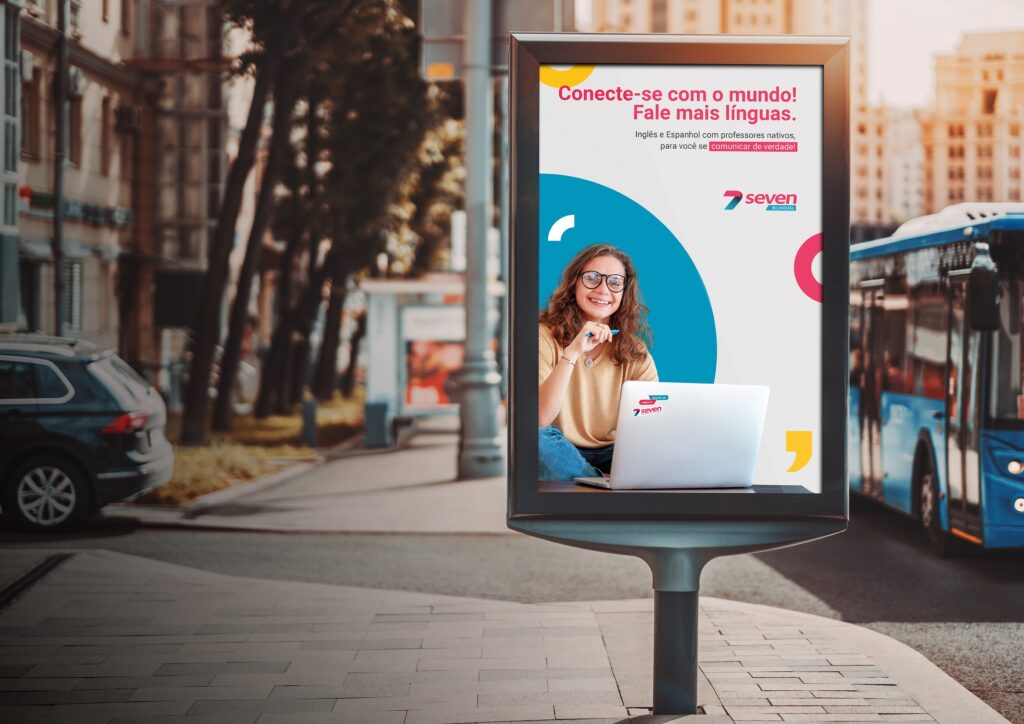 Anúncio Seven Idiomas em Mobiliário OOH